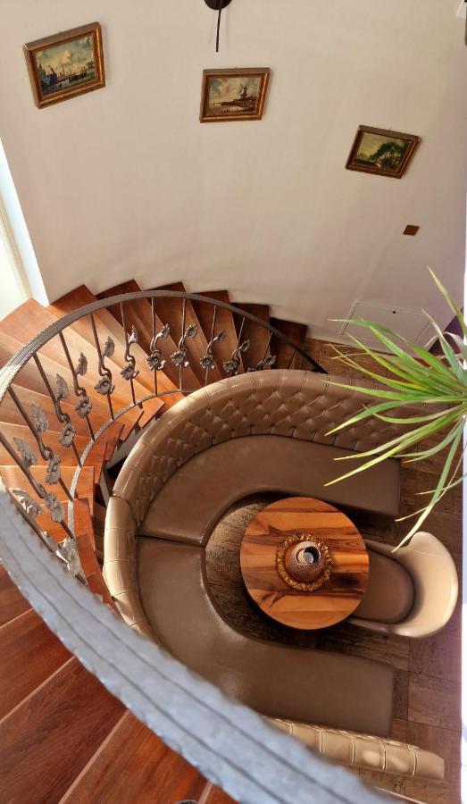 Villa Westfalia Guest House เตอร์กู เซกูเยสก์ ภายนอก รูปภาพ