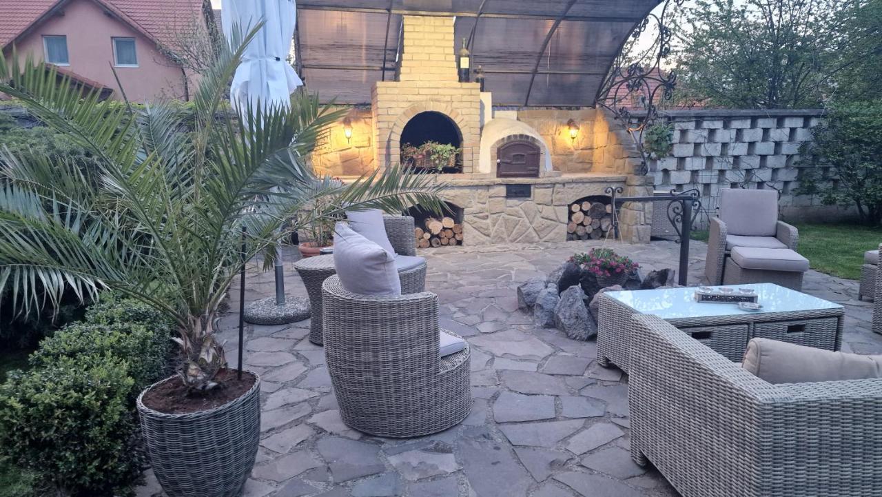 Villa Westfalia Guest House เตอร์กู เซกูเยสก์ ภายนอก รูปภาพ