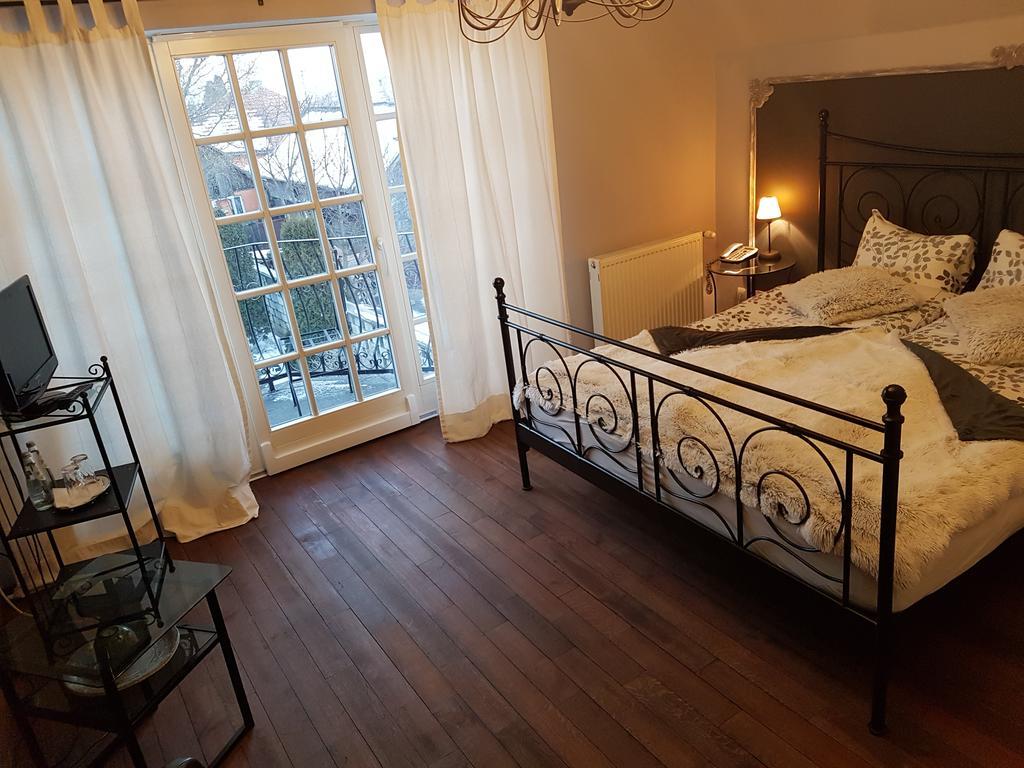 Villa Westfalia Guest House เตอร์กู เซกูเยสก์ ภายนอก รูปภาพ